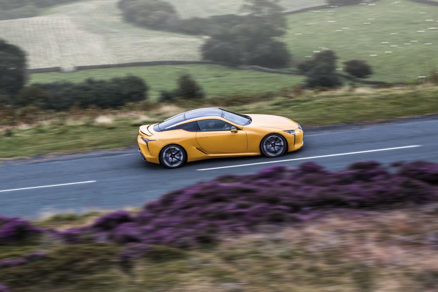  Lexus LC500 2017 года  (UK) (фото 20 из 40)